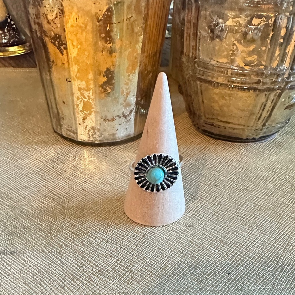 NEW silvery faux turquoise ring
size 6.5
Mix & match
vintage look
